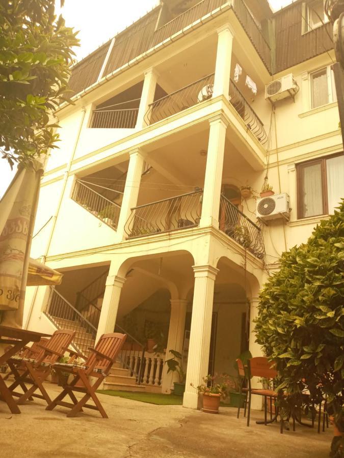Gulnasi'S Guesthouse Batumi Esterno foto