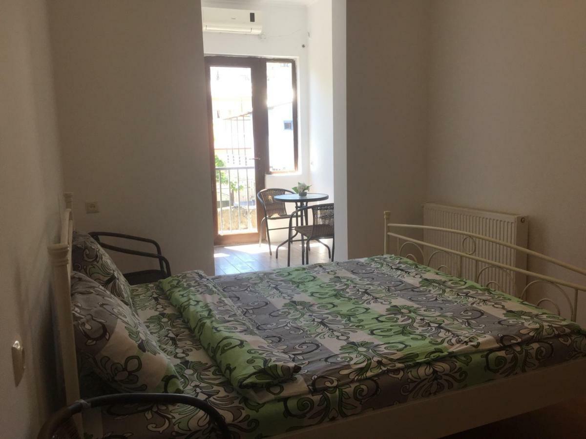Gulnasi'S Guesthouse Batumi Esterno foto