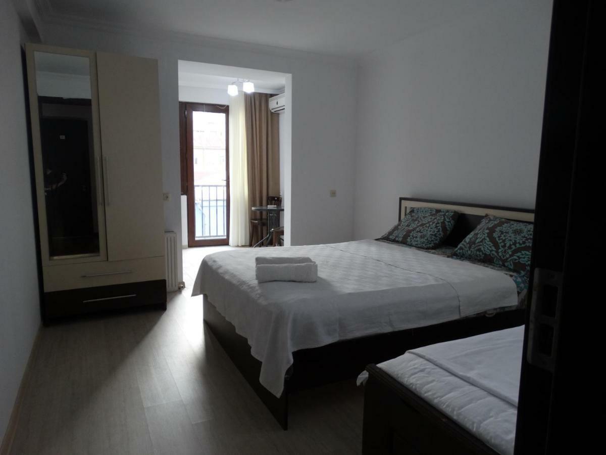 Gulnasi'S Guesthouse Batumi Esterno foto